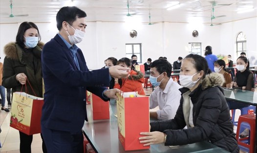 Ông Bùi Xuân Vinh - Chủ tịch Liên đoàn Lao động tỉnh Thái Bình tặng quà, động viên công nhân lao động tại Công ty TNHH Poongshin Vina. Ảnh: B.M
