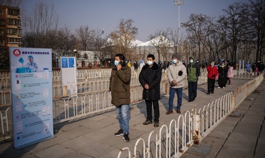 Người dân xếp hàng xét nghiệm COVID-19 ở Bắc Kinh, Trung Quốc ngày 20.1.2021. Ảnh: Tân Hoa Xã