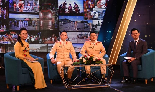 Thiếu tá Đào Việt Long (thứ hai từ trái qua) - Phó Trưởng phòng Cảnh sát giao thông cùng đại uý Lê Tùng Lâm (thứ ba từ trái qua) tại buổi toạ đàm. Ảnh: V.D