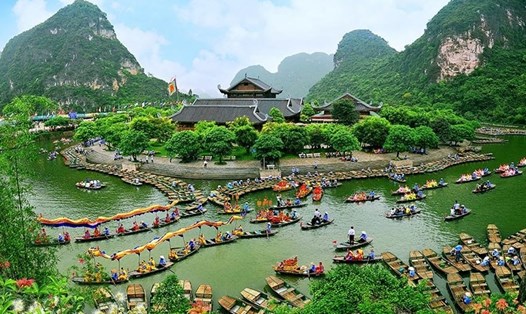 Khu du lịch sinh thái Tràng An (Ninh Bình) mỗi năm đón hàng triệu lượt khách du lịch trong nước và quốc tế. Ảnh: NT