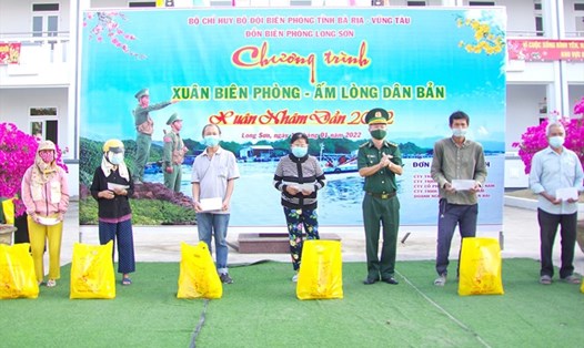 Trao quà Tết cho người dân vùng biên giới biển  tại Đồn Biên phòng Long Sơn. Ảnh: BĐBP