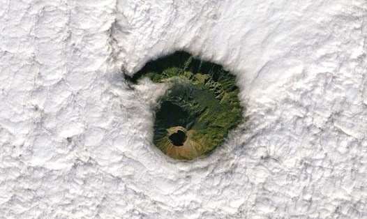Ngắm núi lửa Vesuvius đẹp mê hồn qua lỗ hổng trên mây. Ảnh: Joshua Stevens/Landsat/NASA Earth Observatory