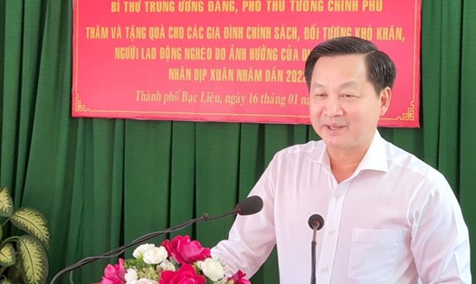 Phó Thủ tướng Chính phủ Lê Minh Khái nói chuyện với bà con nhân dân xã Vĩnh Trạch, thành phố Bạc Liêu, tỉnh Bạc Liêu. Ảnh: Nhật Hồ
