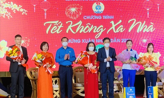 Uỷ viên Trung ương Đảng, Chủ tịch Tổng LĐLĐVN Nguyễn Đình Khang (thứ 2 bên trái) trao quà cho công nhân tại chương trình “Tết không xa nhà” tại Đà Nẵng. Ảnh: Tường Minh
