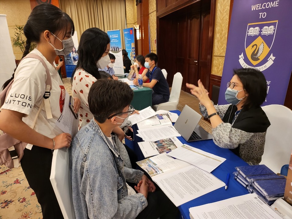 Học sinh đến nghe tư vấn du học tại Ngày hội Du học Úc 2022. Ảnh: Huyên Nguyễn