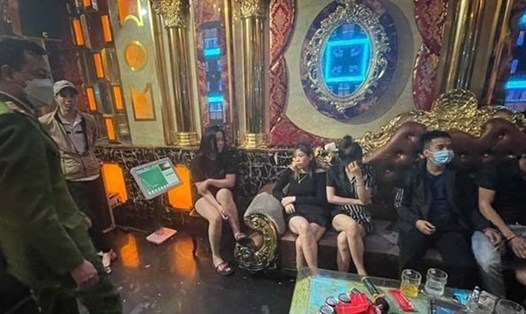 Công an huyện Kim Thành (Hải Dương) phát hiện nhiều nam nữ đang bay lắc trong quán karaoke đêm ngày 15.1. Ảnh CTV