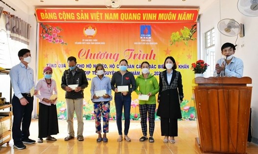 Đại diện Công đoàn BSR trao quà Tết cho gia đình khó khăn tại thị trấn Ba Tơ, huyện Ba Tơ, tỉnh Quảng Ngãi. Ảnh: CĐN
