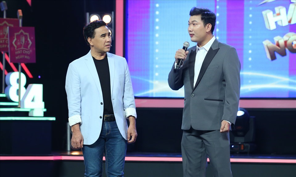 MC Quyền Linh trò chuyện cùng anh Huỳnh Tấn. Ảnh: G.M. MC Quyền Linh trò chuyện cùng anh Huỳnh Tấn. Ảnh: G.M.