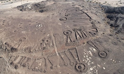 Những con đường 4.500 năm tuổi kết nối với mộ cổ được phát hiện ở Saudi Arabia. Ảnh: Royal Commission for AlUla