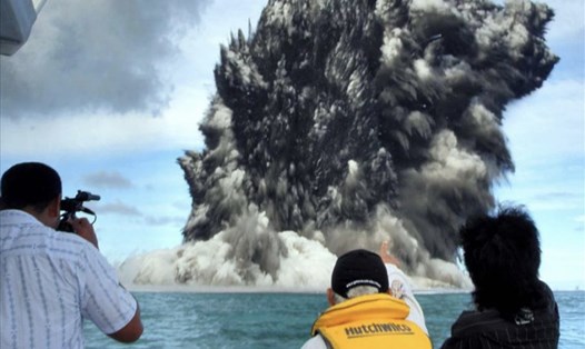 Vụ phun trào núi lửa ở Tonga đã dấy lên cảnh báo sóng thần ở nhiều quốc gia Thái Bình Dương. Ảnh: AFP