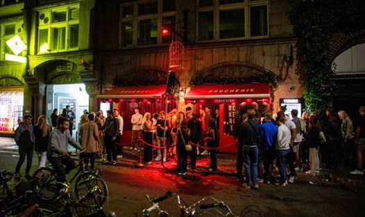 Nhiều người tụ tập tại một hộp đêm ở thủ đô Copenhagen vào đêm Đan Mạch dỡ bỏ hạn chế COVID-19 hồi năm ngoái. Ảnh: AFP