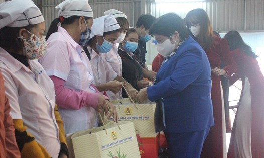 Chủ nhiệm Ủy ban Xã hội của Quốc hội Nguyễn Thúy Anh trao quà Tết cho công nhân lao động có hoàn cảnh khó khăn tại Công ty Cổ phần May Pearl Việt Nam. Ảnh: Mai Hoa