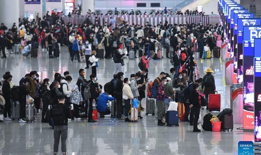 Hành khách chờ lên tàu tại ga tàu Bắc Thâm Quyến ở Thâm Quyến, tỉnh Quảng Đông, ngày 17.1. Ảnh: Tân Hoa Xã