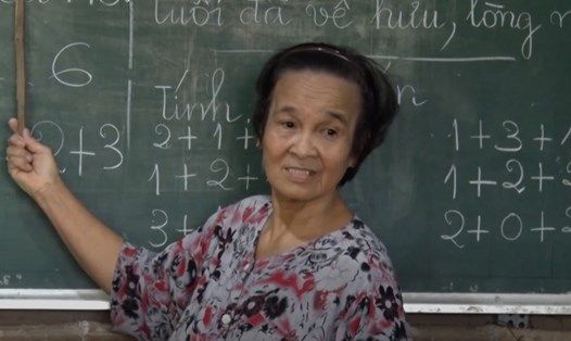 Cô giáo Võ Thị Son mở lớp ở tuổi 70. Ảnh: ĐQ.