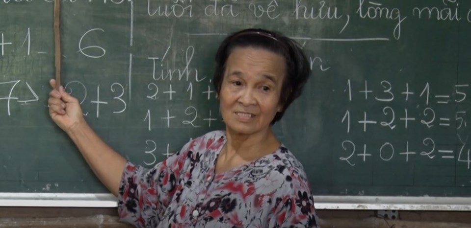 Cô giáo Võ Thị Son mở lớp ở tuổi 70. Ảnh: ĐQ. Cô giáo Võ Thị Son mở lớp ở tuổi 70. Ảnh: ĐQ.