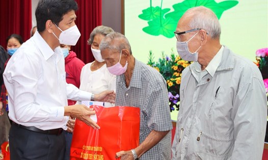 Bí thư Tỉnh ủy Sóc Trăng Lâm Văn Mẫn trao quà cho những hộ dân nhận nhà mới tại Lễ bàn giao nhà. Ảnh: Nhật Hồ