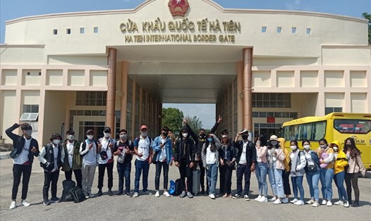 Những sinh viên người Campuchia háo hức khi được Trường Đại học Kiên Giang hỗ trợ đưa về quê dịp Tết. Ảnh: PV