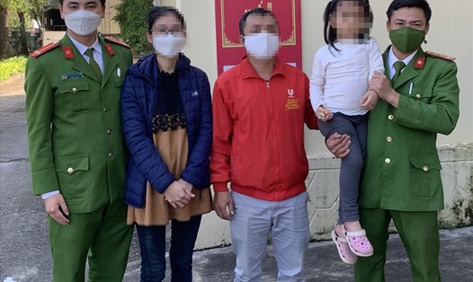 Lực lượng Cảnh sát 113 - Công an tỉnh Quảng Bình bàn giao cháu bé về với gia đình. Ảnh: CAQB