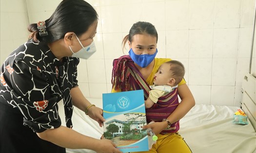 BHXH Đắk Nông phối hợp cùng bệnh viện tỉnh Đắk Nông trao 20 suất quà cho bệnh nhân nghèo.