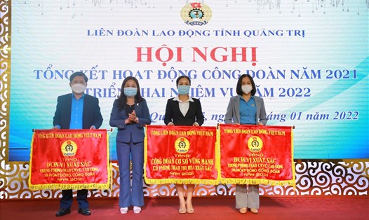 3 tập thể được tặng cờ Tổng LĐLĐ Việt Nam. Ảnh: Hưng Thơ.