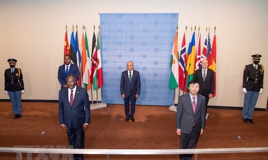 Lễ hạ quốc kỳ kết thúc 2 năm nhiệm kỳ của 5 nước Ủy viên không thường trực Hội đồng Bảo an, bao gồm Estonia, Niger, Saint Vincents & the Grenadines, Tunisia và Việt Nam ngày 31.12.2021. Ảnh: TTXVN