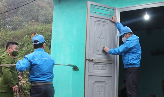 Cán bộ LĐLĐ tỉnh Tuyên Quang hỗ trợ sửa nhà cho ông Nam. Ảnh: CĐTQ