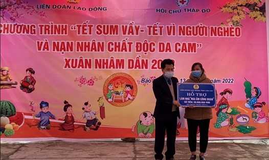 Đồng chí Đỗ Lê Tín- Phó Chủ tịch LĐLĐ tỉnh trao biển hỗ trợ kinh phí làm nhà Mái ấm công đoàn cho đoàn viên có hoàn cảnh khó khăn về nhà ở.