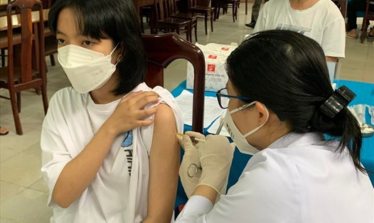 Lực lượng y tế TP.Buôn Ma Thuột tiêm vaccine phòng COVID-19 cho học sinh trên địa bàn. Ảnh: T.X