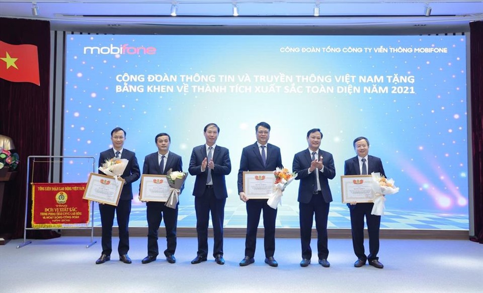 Công đoàn MobiFone trao bằng khen cho tập thể, cá nhân có thành tích nổi bật năm 2021.