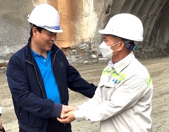 Ông Đỗ Nga Việt - Chủ tịch Công đoàn Giao thông Vận tải Việt Nam động viên người lao động (bên phải). Ảnh: CĐCC