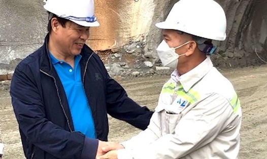 Ông Đỗ Nga Việt - Chủ tịch Công đoàn Giao thông Vận tải Việt Nam động viên người lao động (bên phải). Ảnh: CĐCC
