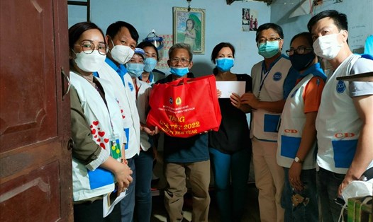 Công đoàn cơ sở và Ban giám đốc Công ty TNHH Pouchen Việt Nam (Đồng Nai) thăm hỏi công nhân lao động có hoàn cảnh khó khăn. Ảnh: Hà Anh Chiến