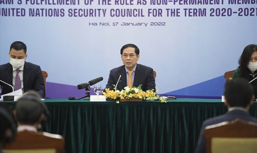 Bộ trưởng Ngoại giao Bùi Thanh Sơn chủ trì họp báo quốc tế ngày 17.1. Ảnh: Thanh Hà