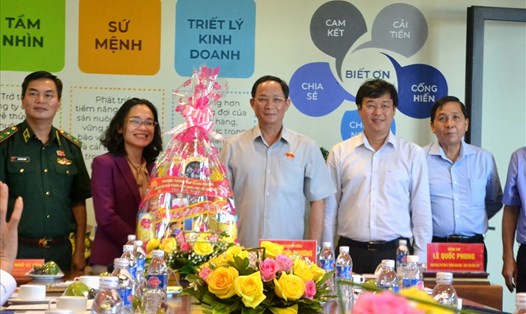 Phó Chủ tịch Quốc hội Trần Quang Phương trao quà Tết cho doanh nghiệp và đoàn viên Cty CP Vĩnh Hoàn (Đồng Tháp). Ảnh: LT