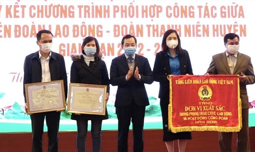 Liên đoàn Lao động huyện Thanh Oai nhận Cờ thi đua của Tổng Liên đoàn Lao động Việt Nam. Ảnh: CĐH