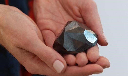 Viên kim cương carbanado màu đen quý hiếm Enigma. Ảnh: AFP