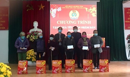 Công đoàn viên chức và LĐLĐ tỉnh Hòa Bình trao quà đến 80 hộ gia đình có hoàn cảnh khó khăn. Ảnh: Minh Nguyễn.