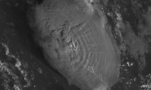 Ảnh chụp vệ tinh cho thấy hình ảnh núi lửa phun trào gây ra sóng thần ở Tonga hôm 15.1. Ảnh: AFP