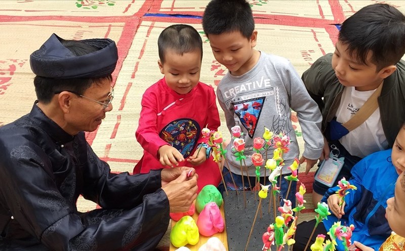 Đi chợ Tết ở thành cổ Đà Nẵng. Ảnh: TT