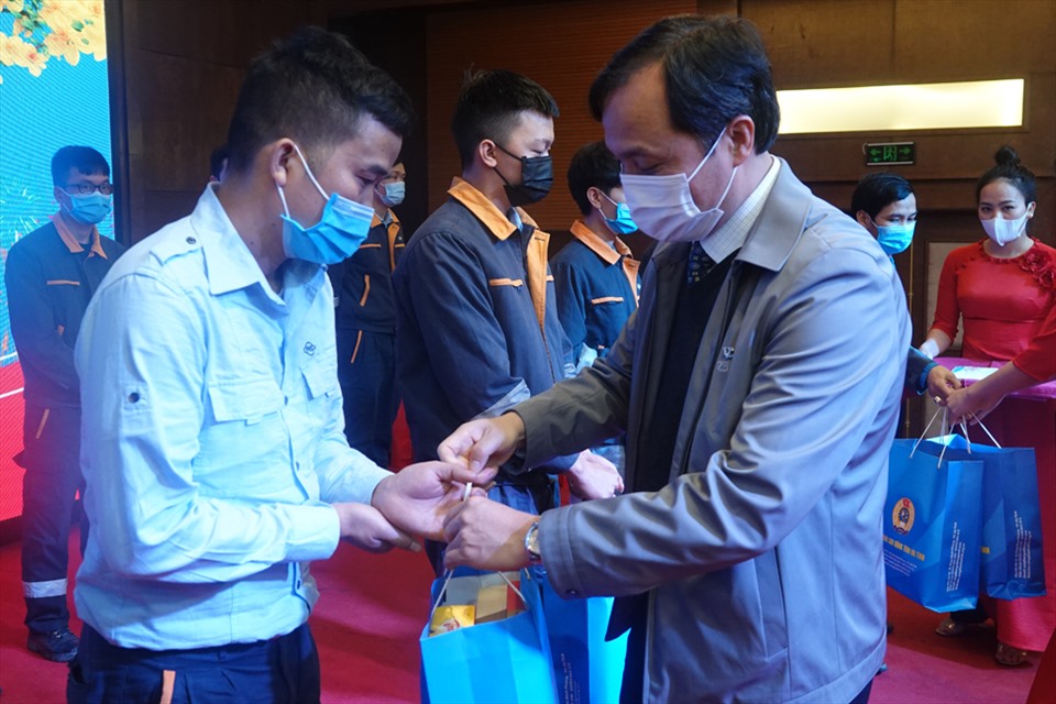 Bí thư Tỉnh ủy Hà Tĩnh Hoàng Trung Dũng trao quà cho công nhân lao động tại Chương trình Tết Sum vầy năm 2022 do Công đoàn các KKT Hà Tĩnh tổ chức. Ảnh: Trần Tuấn.