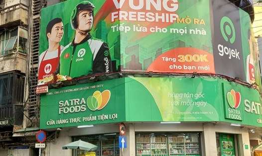 Biển quảng cáo Gojek ghi "300K" làm nhiều người, nhất là du khách nước ngoài khó hiểu về đơn vị tiền tệ của Việt Nam. Ảnh: HC
