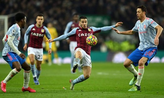 Hàng tiền vệ M.U lép vế trước Aston Villa trong những phút cuối trận. Ảnh: AFP