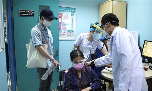 Bệnh nhân thăm khám vì mệt mỏi sau khi nhiễm COVID-19. Ảnh: Nguyễn Ly