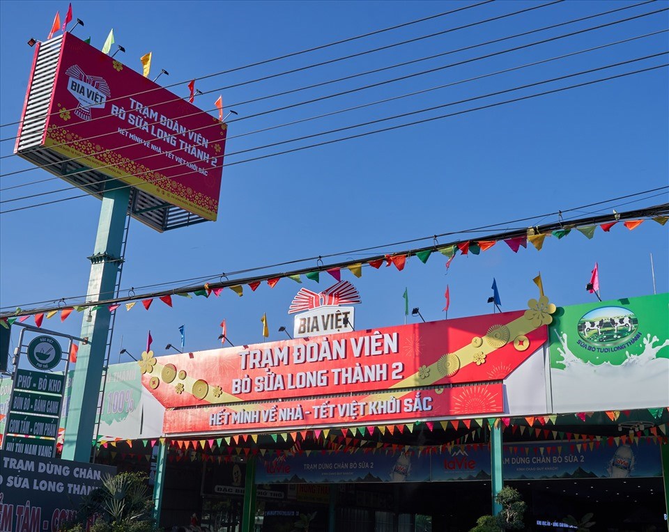 Những người về quê bằng xe gắn máy được hỗ trợ nhiều dịch vụ miễn phí và hoạt động tương tác hấp dẫn khác. Những người về quê bằng xe gắn máy được hỗ trợ nhiều dịch vụ miễn phí và hoạt động tương tác hấp dẫn khác.
