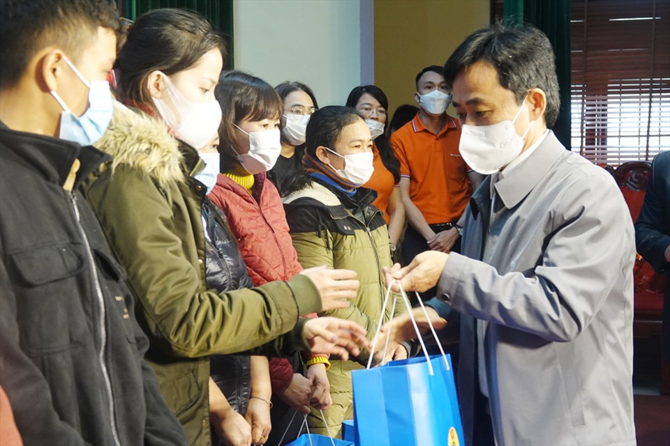 Phó Bí thư thường trực Tỉnh ủy Hà Tĩnh Trần Thế Dũng trao quà cho đoàn viên. Ảnh: Trần Tuấn.