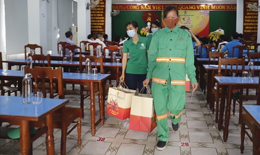 20 công nhân khó khăn ở Ninh Thuận được tặng quà cuối năm.