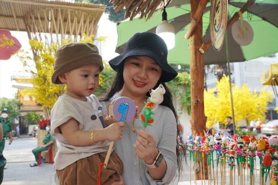 Người dân háo hức mua tò he ở phố ông đồ. Ảnh: Chân Phúc. Người dân háo hức mua tò he ở phố ông đồ. Ảnh: Chân Phúc.