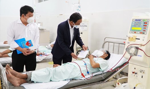 Ông Nguyễn Văn Hùng – Phó Giám đốc BHXH tỉnh Quảng Nam đến thăm hỏi và tặng quà cho bệnh nhân có hoàn cảnh khó khăn tại Bệnh viên Đa khoa tỉnh. Ảnh: Thanh Dũng