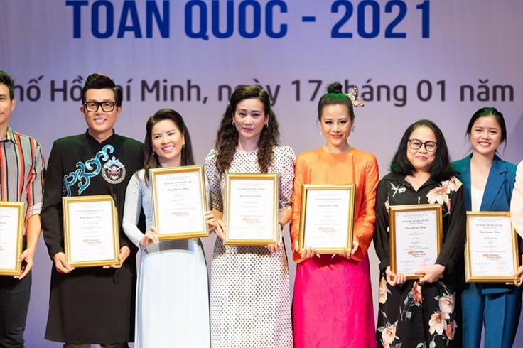 Nam Thư nhận Huy chương vàng Liên hoan sân khấu kịch toàn quốc