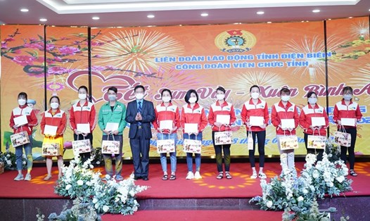 Ông Lê Thanh Hà - Chủ tịch LĐLĐ tỉnh Điện Biên trao quà cho đoàn viên, người lao động. Ảnh: TXT